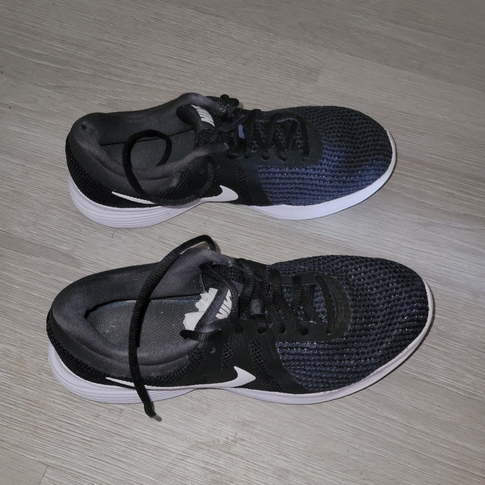NIKE REVOLUTION 8.5 Sneakers Breathable Mesh Outdoor Workout Beach Coastal Comfy - Picture 6 of 7